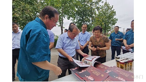 山東木門生產(chǎn)廠家金馬首迎來德州市常委、常務副市長檢查指導工作