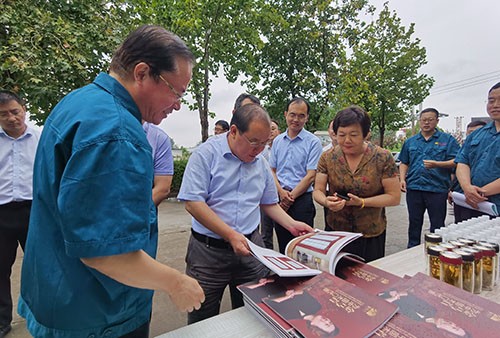 德州市委常委、常務(wù)副市長劉長民來山東木門生產(chǎn)廠家金馬首檢查指導(dǎo)工作